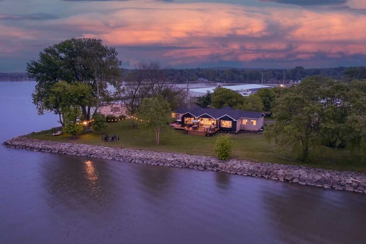 The Riverside Oasis waterfront with hot tub