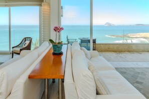 Smart-TV, bøker, musikkbibliotek og stereoanlegg