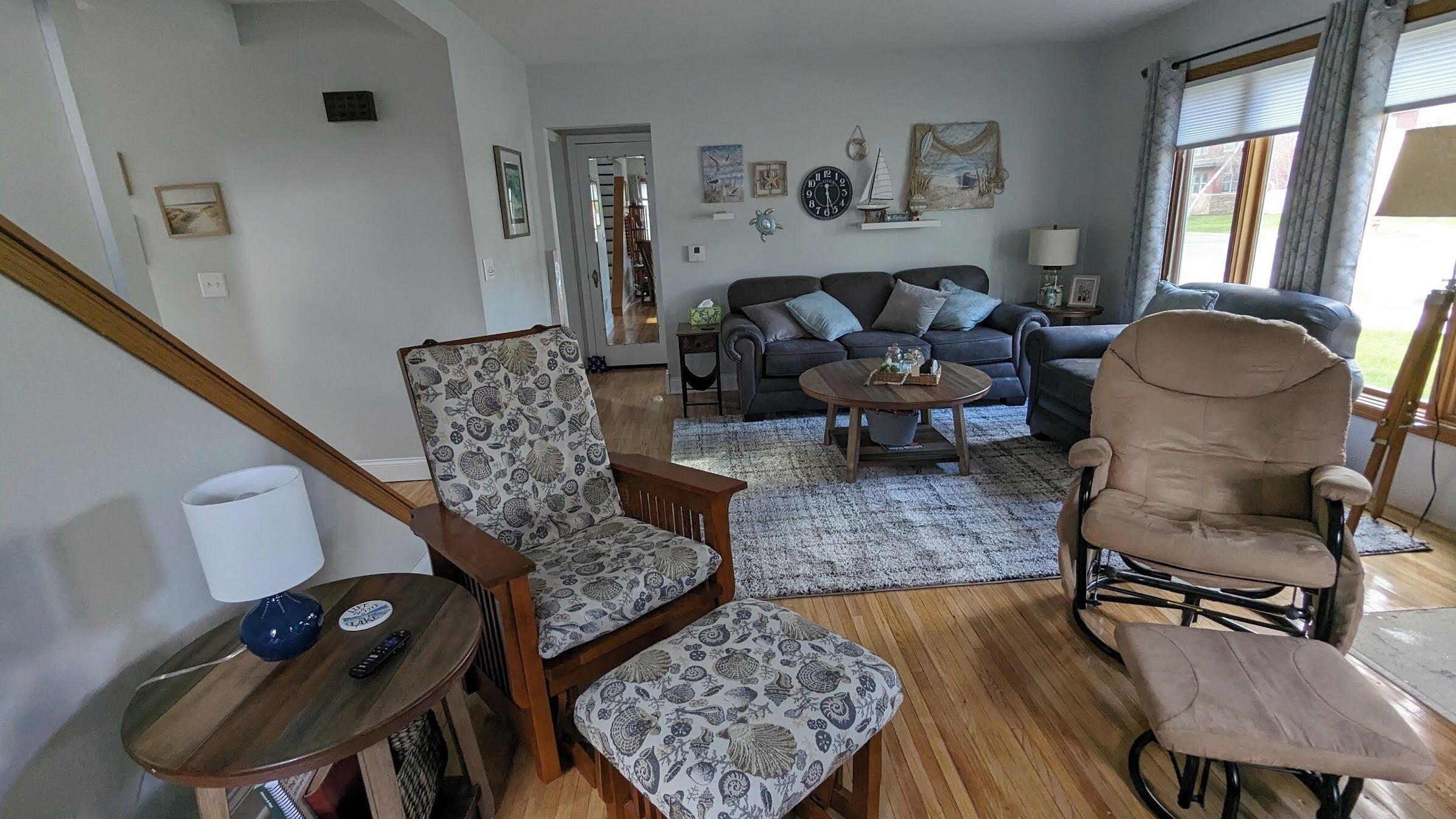 Cozy Cottage on the Corner! 10 minute walk to the lake!