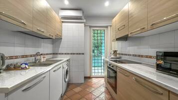 KĂŒhlschrank, Mikrowelle, Ofen, Herdplatte