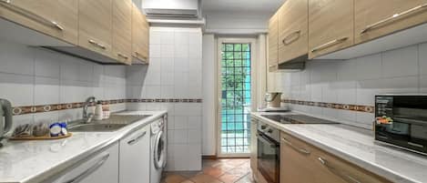 Réfrigérateur, four à micro-ondes, un four, surface de cuisson
