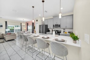 Private kitchen - ¡Pets allowed! Poolside Paradise! Family fun! (Kissimmee)