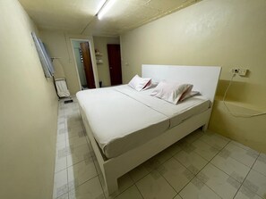 1 habitación, tabla de planchar con plancha, wifi gratis y ropa de cama 