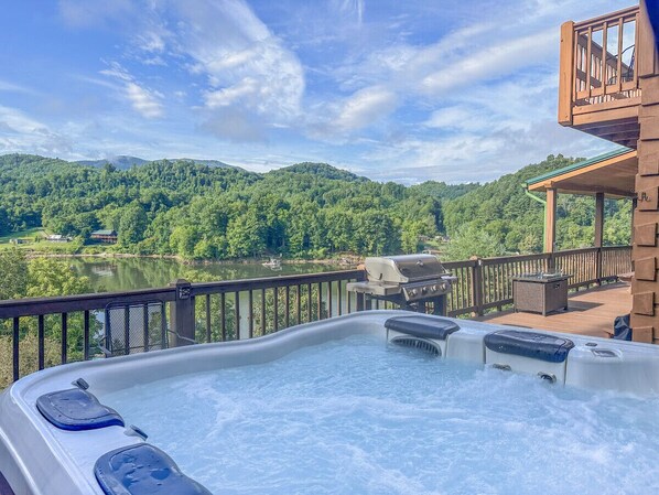 Outdoor spa tub