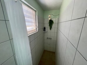 Sèche-cheveux, serviettes fournies