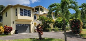 Exterior - Luxury Villa w/Aircon and Pool Table (Salem)