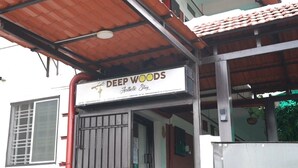 A building with a sign reading "Deep Woods Aesthetic Stay." - Deep Woods Stay (Kinathukadavu)