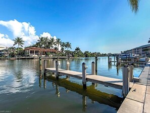 Marina - Vanderbilt Yacht & Racquet 2/2 Private Beach Access and Views of the Gulf! (Naples)