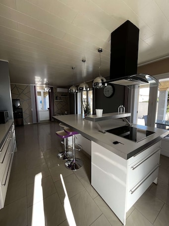 Private kitchen. Villa Contemporaine Avec Piscine