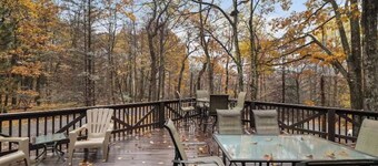 3-story Cabin in the Woods! Lake Harmony, 5BR, Firepit, Game Room, Wi-Fi, Deck