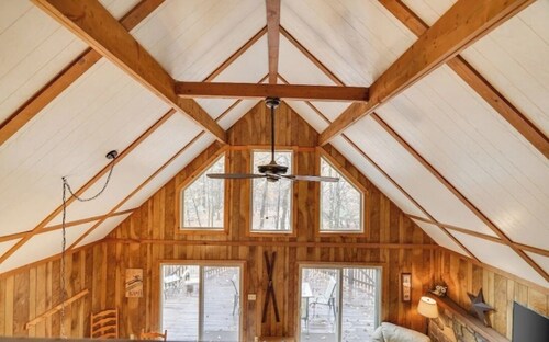 3-story Cabin in the Woods! Lake Harmony, 5BR, Firepit, Game Room, Wi-Fi, Deck