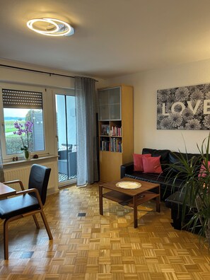 Smart TV, books - Cozy semi-detached house in the countryside with terrace (Bad Schussenried)