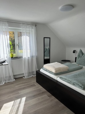 3 bedrooms, free WiFi, bed sheets - Cozy semi-detached house in the countryside with terrace (Bad Schussenried)