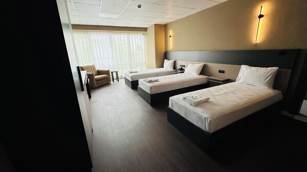 Habitación Grand, vista a la ciudad | Espacio para trabajar con laptop, wifi gratis y ropa de cama