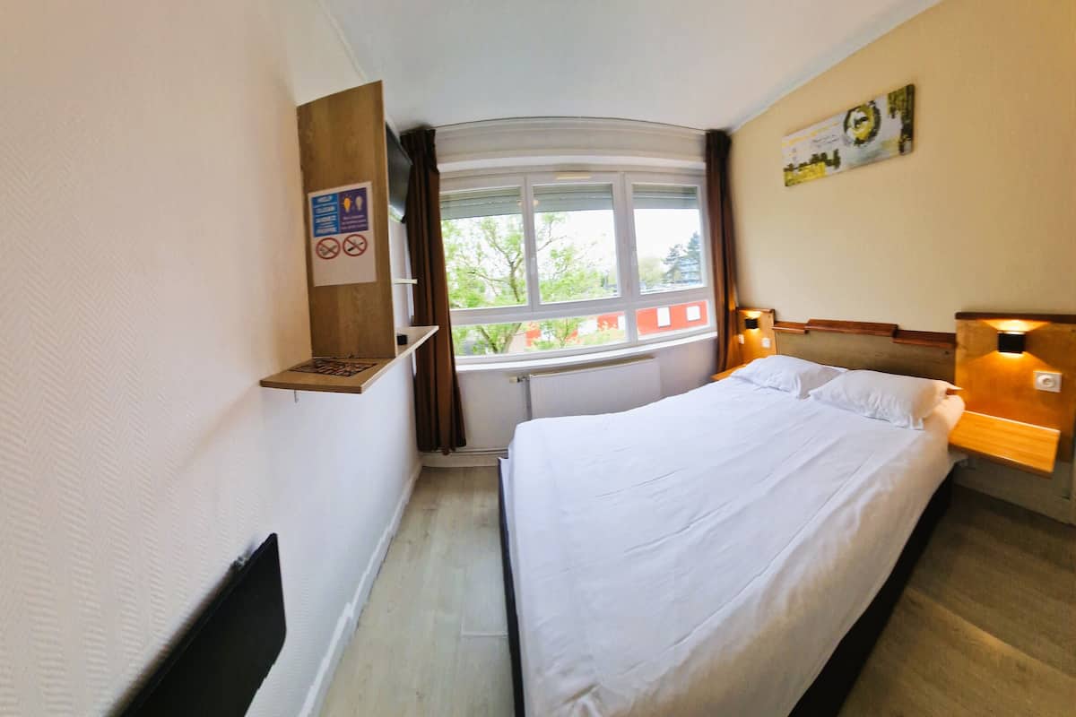 City Single Room | 1 bedroom, memory-foam beds, iron/ironing board, free WiFi