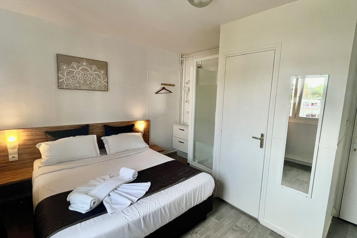 Basic-Doppelzimmer, Blick auf den Innenhof | 1 Schlafzimmer, Betten mit Memory-Foam-Matratzen, Bügeleisen/Bügelbrett