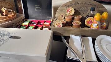 Daily continental breakfast (EUR 8 per person)