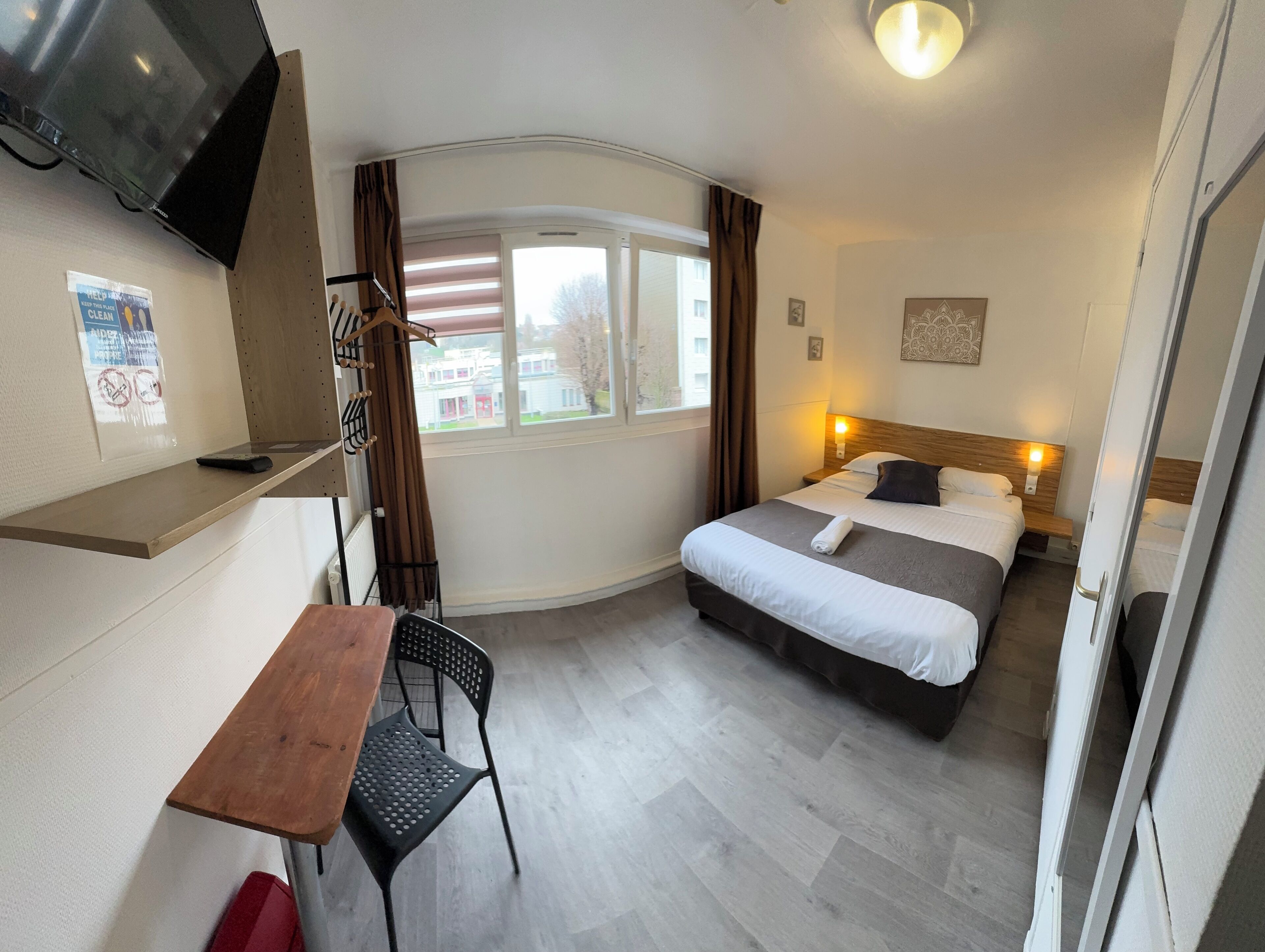 Kahden hengen comfort-huone, kaupunkinäköala | Memory foam -patjalliset sängyt, silitysrauta/-lauta, ilmainen Wi-Fi