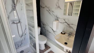 Kamar Double Comfort, pemandangan kota | Kamar mandi | Shower, pengering rambut, handuk, dan sabun
