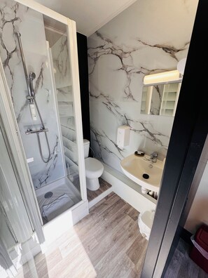 Habitación doble Confort, vista a la ciudad | Baño | Regadera, secadora de cabello, toallas, jabón 