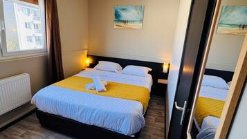 Chambre Double Confort, vue ville | Matelas mémoire de forme, fer et planche à repasser, Wi-Fi gratuit