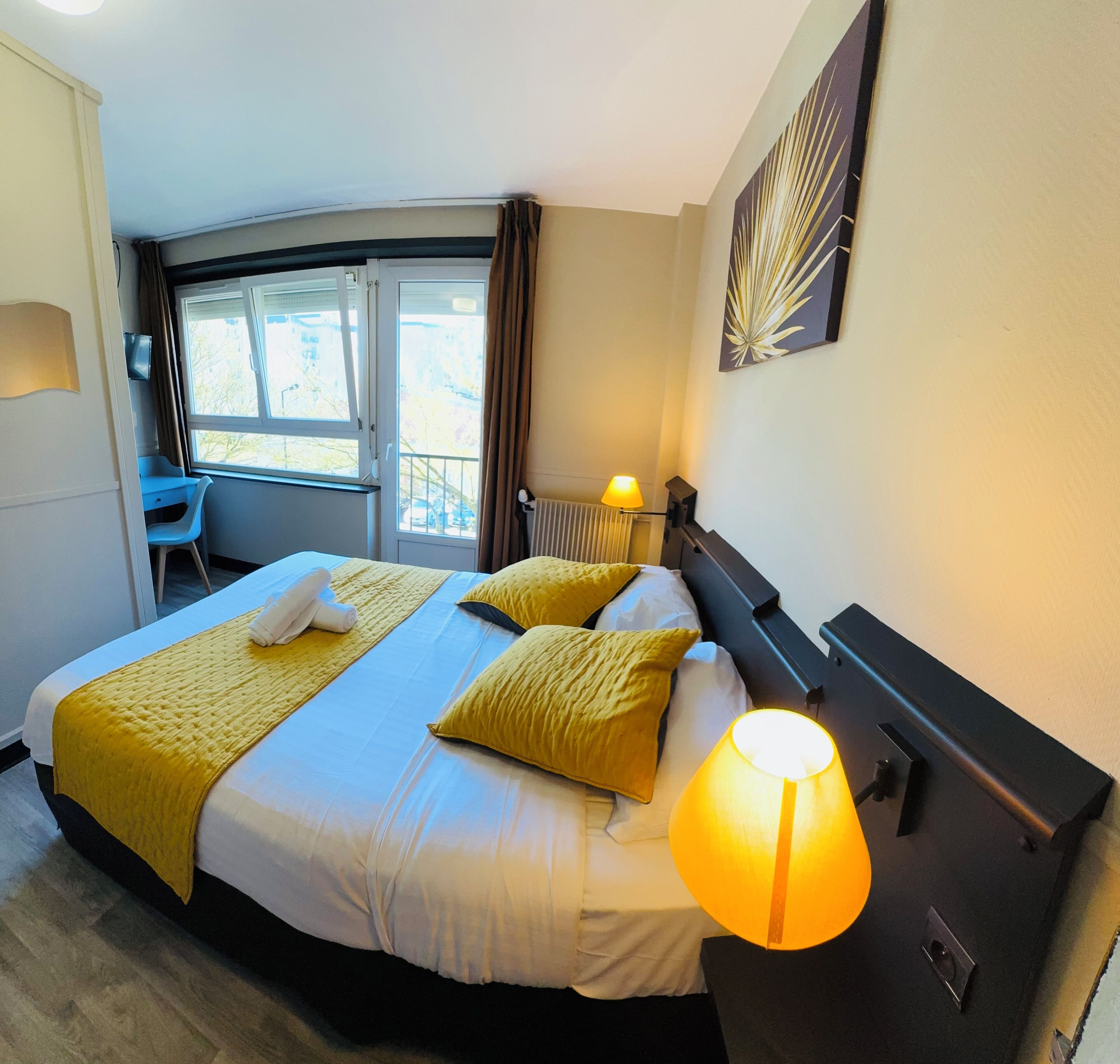 أسرّة بإسفنج يتكيف مع شكل الجسم ومكواة/لوح كي وواي فاي مجانًا