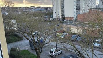 Comfort-dobbeltværelse - udsigt til gårdsplads | Senge med madrasser af memory foam, strygejern/strygebræt, gratis Wi-Fi