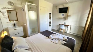 Kahden hengen comfort-huone, kaupunkinÀköala | Memory foam -patjalliset sÀngyt, silitysrauta/-lauta, ilmainen Wi-Fi