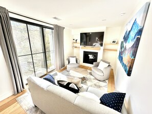 Smart-TV, Kamin, Bücher