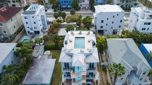 Casa, diversos llits (Changes in Latitude) | Exterior