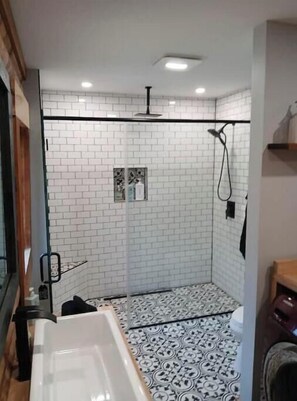 Hair dryer, towels, soap, shampoo - Greenfield Cozy Cabin (Wilmington)