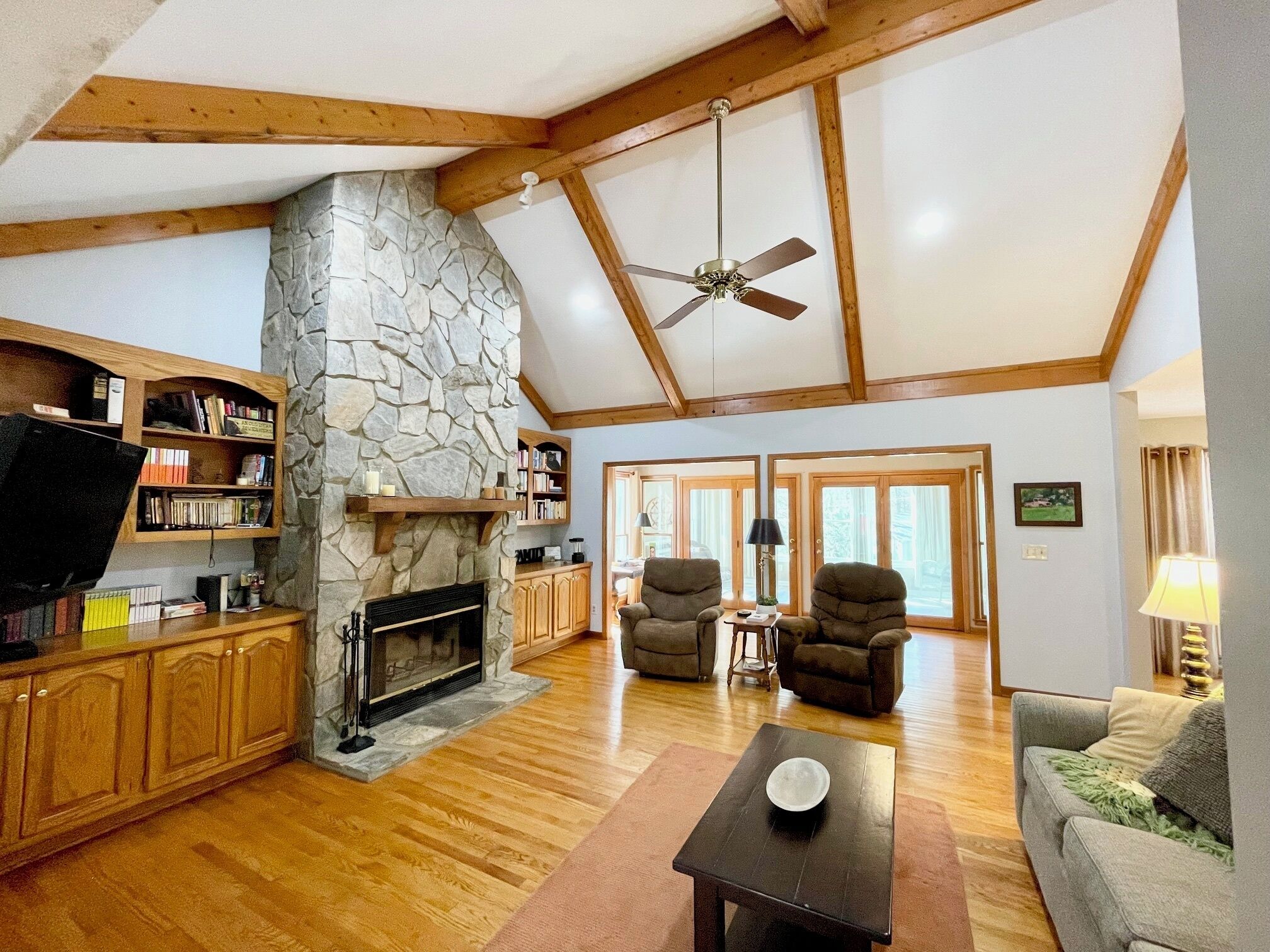 Smart-TV, peis, DVD-spiller og bordtennis