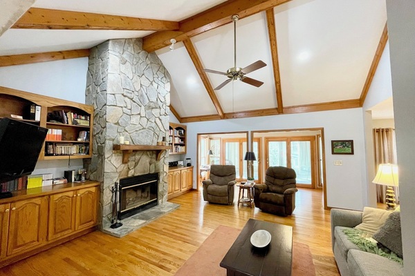 Smart TV, chimenea, reproductor de DVD y tenis de mesa