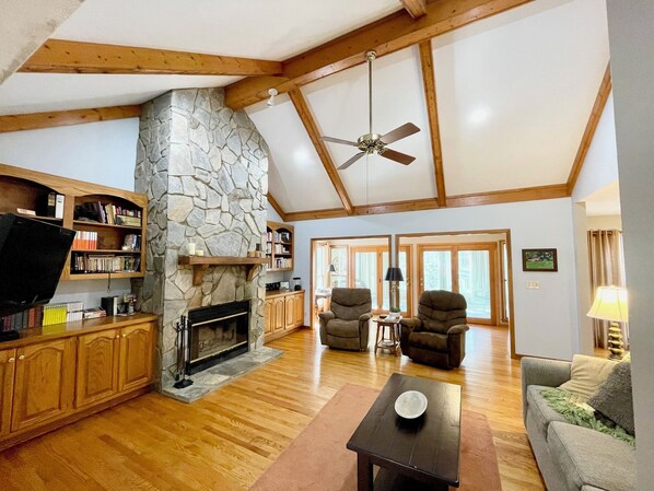 Smart TV, fireplace, DVD player, table tennis