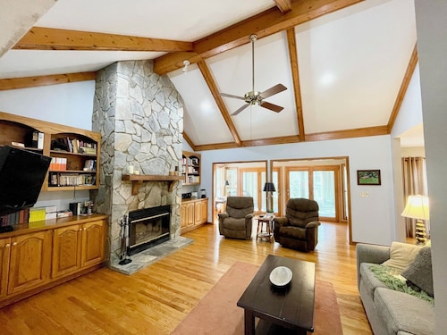 Mountain Home on Middle Saluda River near Jones Gap and Table Rock State Parks