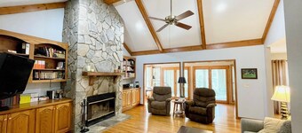 Mountain Home on Middle Saluda River near Jones Gap and Table Rock State Parks