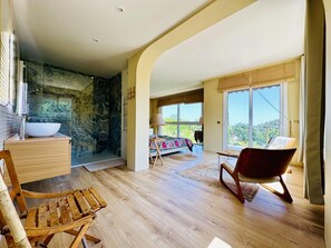 4 slaapkamers, een strijkplank/strijkijzer, internet, beddengoed