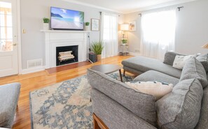 Living area - A charming, stylish guesthouse in the heart of Towson. (Towson)