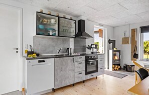 Frigorifero, forno, piano cottura, macchina per tè/caffè