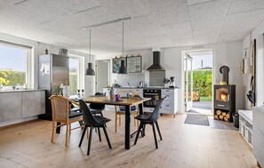 Een koelkast, een oven, een kookplaat, een koffiezetapparaat/waterkoker