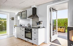 Een koelkast, een oven, een kookplaat, een koffiezetapparaat/waterkoker