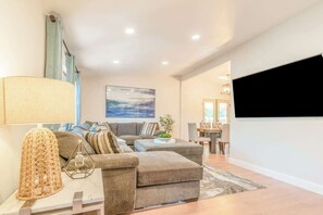 TV, offices - Canyon Treehouse Summ (San Diego)