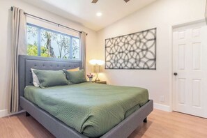 2 bedrooms, iron/ironing board, WiFi, bed sheets - Canyon Treehouse (San Diego)