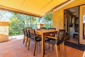 Outdoor dining - Canyon Treehouse (San Diego)