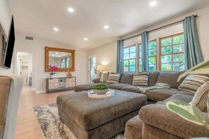 TV, offices - Canyon Treehouse Summ (San Diego)