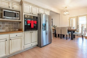 Fridge, microwave, oven, stovetop - Canyon Treehouse (San Diego)
