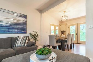 TV, offices - Canyon Treehouse (San Diego)