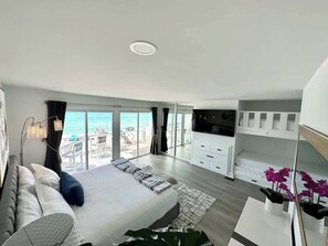 3 slaapkamers, een strijkplank/strijkijzer, reisbedje, wifi