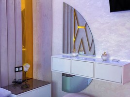 Deluxe Apartment, 2 Bedrooms, Garden View | 2 bedrooms, Select Comfort beds, iron/ironing board, free WiFi