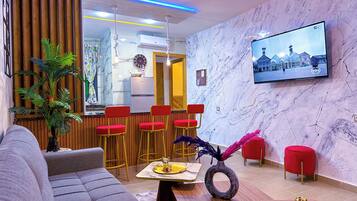 City Apart Daire, 2 Yatak Odası, Balkon, Bahçe Manzaralı | Oturma alanı | Uydu yayını kanalları bulunan 65 inç akıllı televizyon, Netflix